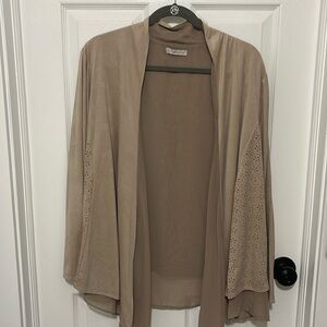 Neutral taupe flowy soft topper!